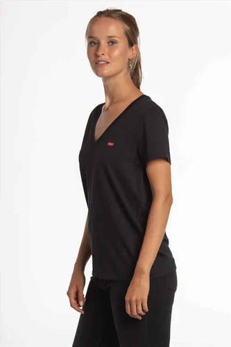 T-shirt noir à manches courtes de Levi's®, avec un col V et un petit logo rouge.