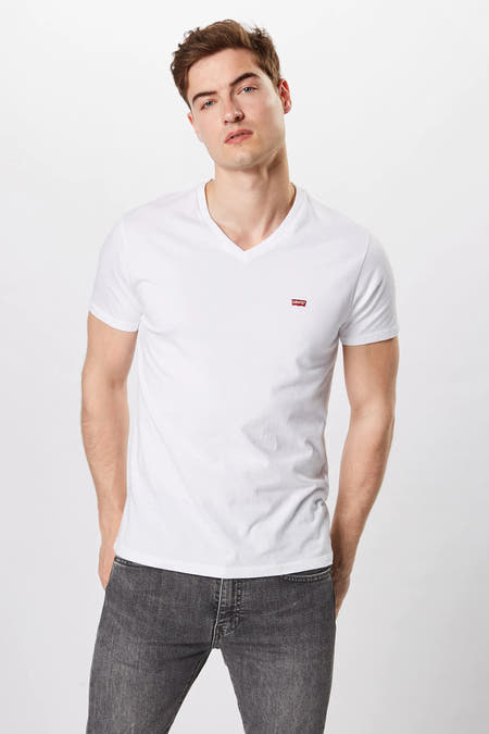 T-shirt blanc de Levi's® sur un homme, associé à un jean gris, vu de l'arrière.
