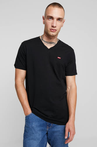 Zwart T-shirt met korte mouwen van Levi's, met een V-hals en een klein rood merklogo.