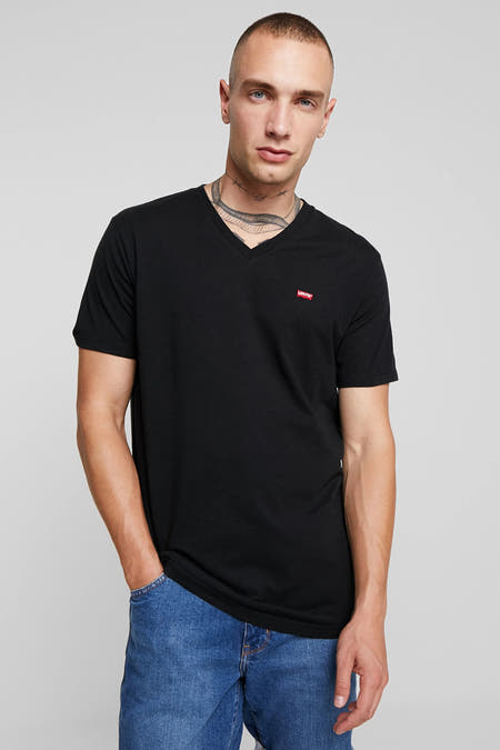 T-shirt noir de Levi's, à manches courtes et avec une vue sur le dos, associé à un jean.