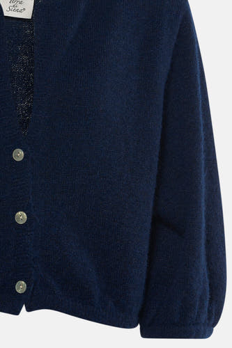 Donkerblauwe gilet van Terra di Siena met zachte textuur en glanzende knopen, close-up voorzijde