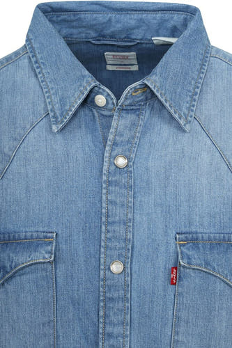 Blauw denim overhemd met lange mouwen van Levi's, met parelmoeren knopen en borstzakken.
