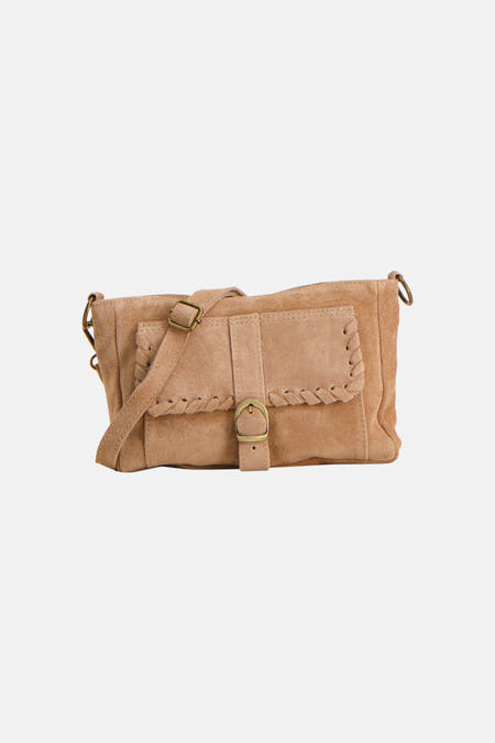 Sac à bandoulière beige d'Access® en daim avec texture mate et anneaux métalliques, vu de face.