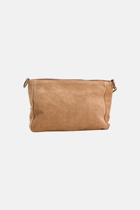 Beige schoudertas van Access® van suède met matte textuur en metalen ringen, frontaal gezien.