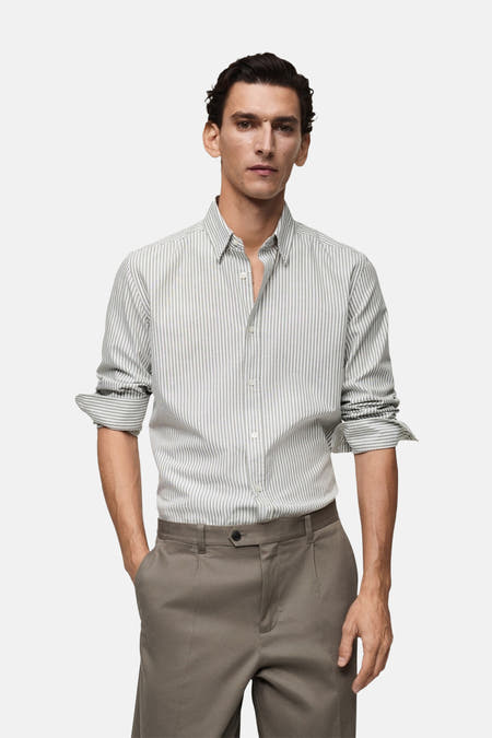 Groen gestreept overhemd met lange mouwen van MANGO, gedragen met een khaki pantalon.
