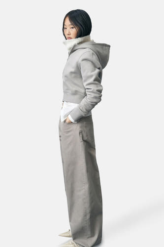 Beige kleurige broek van MANGO, met wijde pijpen en styling met witte trui en hoodie.

