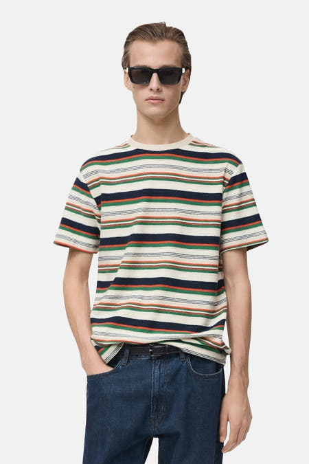 Multikleurig T-shirt met korte mouwen van MANGO, met horizontale strepen gedragen met een donkere jeans.
