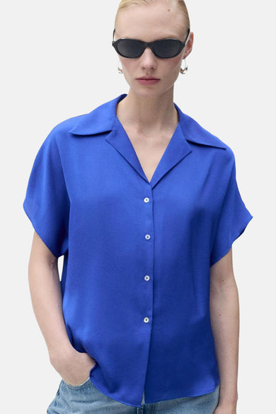 Blauw hemd met korte mouwen van MANGO, met knoopsluiting en open kraag.