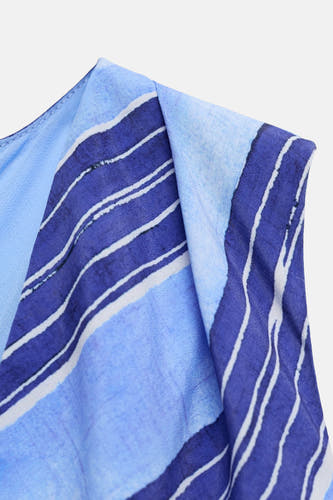Robe bleue sans manches de MANGO, avec un motif à rayures et un détail plié sur l'épaule.