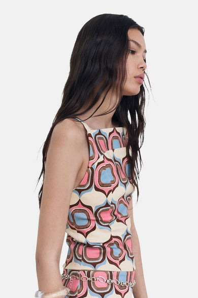 Multikleurige blouse zonder mouwen van MANGO, met een retro grafisch patroon, gezien vanaf de zijkant.

