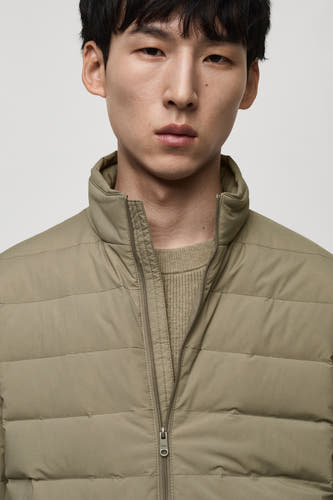 Manteau gris court et court de MANGO avec un design à carreaux et une haute col.