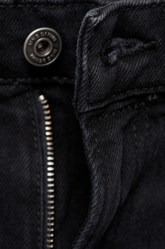 Jean droit gris anthracite de MANGO, avec fermeture à glissière et détail de bouton.