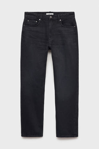 Jean droit en denim gris foncé de MANGO, avec des poches classiques et des détails métalliques.