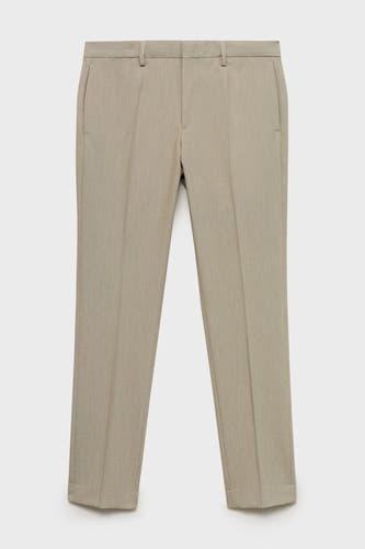 Pantalon de costume blanc MANGO, avec une subtile texture et une pliure classique.