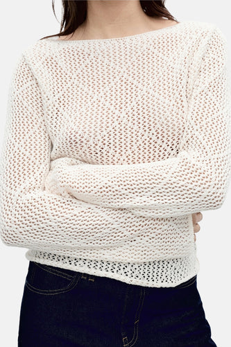 Ecru trui met ronde hals van MANGO, met open breisel en donkere jeans.
