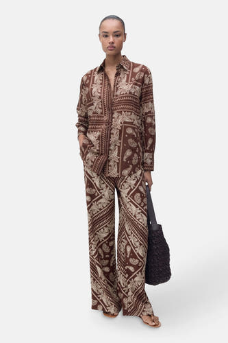 Bruin overhemd met lange mouwen van MANGO, met een paisley-patroon en gedragen met een bijpassende broek.