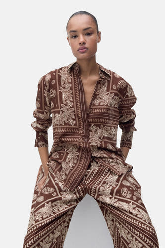 Bruin overhemd met lange mouwen van MANGO, met een paisley-patroon en nonchalante pasvorm.