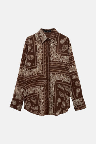 Bruin overhemd met lange mouwen van MANGO, met een paisley-patroon en een klassieke kraag.

