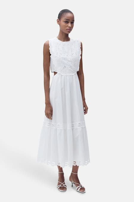 Witte mouwloze jurk van MANGO, met broderie details en een uitgesneden taille.