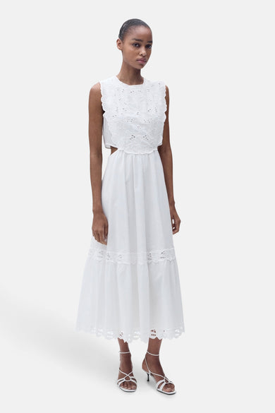 Witte mouwloze jurk van MANGO, met broderie details en een uitgesneden taille.