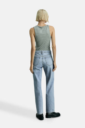 Lichtblauwe rechte jeans van MANGO, met klassieke taille en achterzakken, gedragen met een grijze top en zwarte schoenen.
