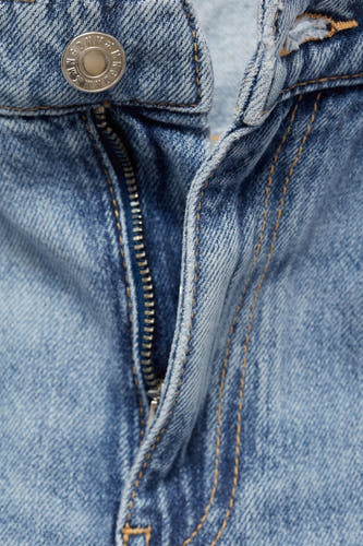 Lichtblauwe straight jeans denim van MANGO, met een zilverkleurige ritssluiting en een knoopsluiting.
