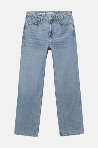 Lichtblauwe straight jeans van MANGO, met een klassieke denimlook en een eenvoudige zoom.

