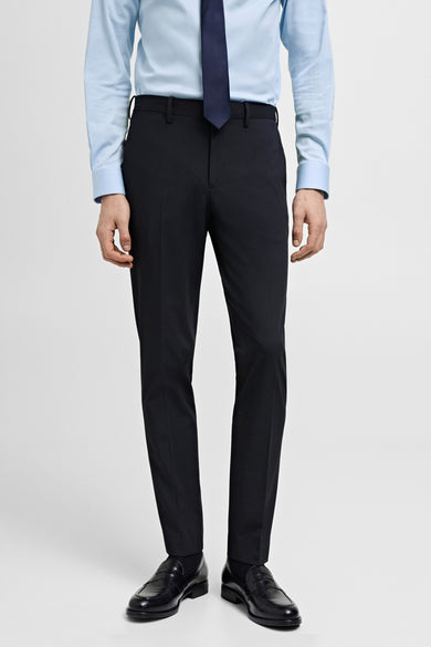 Blauw overhemd, zwarte pantalon, leren loafers, stropdas.
