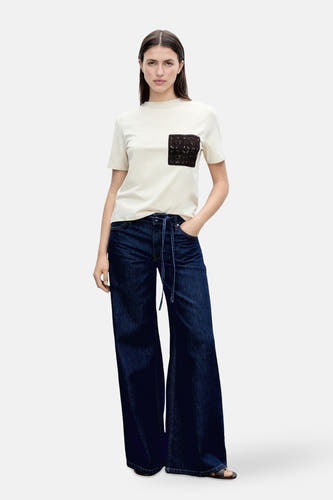 Beige T-shirt met korte mouwen van MANGO, met een vierkant zakje van kant op de borst.

