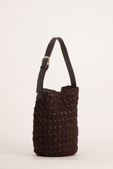 Sac à dos brun de MANGO avec texture tressée et ceinture ajustable avec boucle.