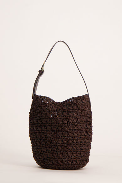 Manteau d'épaule brun de MANGO, avec une texture tissée et un panneau d'épaule en cuir brun foncé.