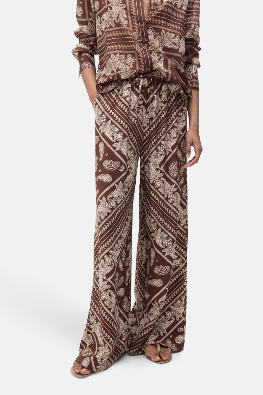 Bruine paisley broek en blouse.
