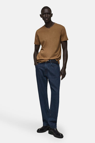 Bruin T-shirt met korte mouwen van MANGO, met een V-hals en gecombineerd met donkere jeans en zwarte laarzen.