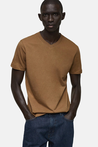 Bruin T-shirt met korte mouwen van MANGO, gedragen met een donkere jeans.