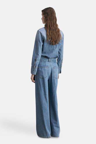 Jean large de denim bleu de MANGO, arrière, avec longues jambes et poches.