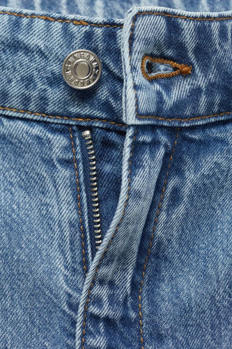 Jean en denim bleu moyen large de MANGO, avec un nœud et une fermetureure.