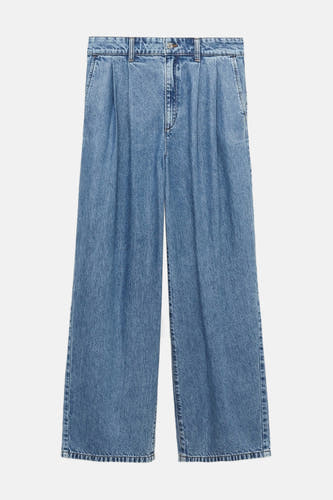 Jean décontracté de denim bleu MANGO, avec des plis à l'avant et des jambes droites.