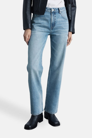 Lichtblauwe rechte jeans van MANGO, gedragen met zwarte laarzen en een leren jas.
