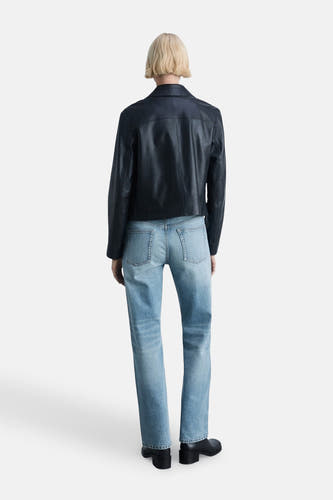 Lichtblauwe denim straight jeans van MANGO, gezien van achteren, gecombineerd met een zwarte leren jas.