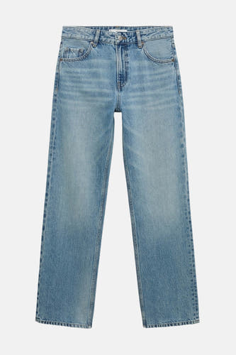 Jean droit en denim bleu clair de MANGO, avec des surpiqûres contrastantes et un lavage classique.