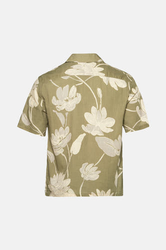 Chemise verte à manches courtes de MANGO, avec un motif de fleurs blanches et une encolure classique, dos.