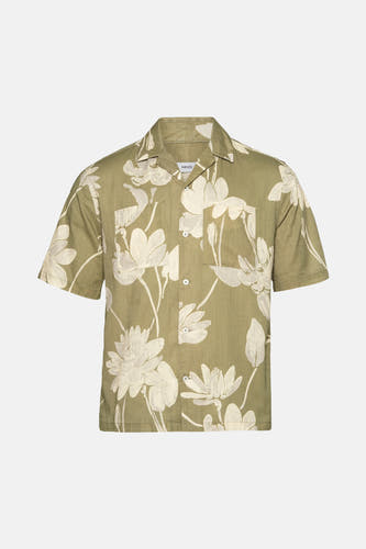 Chemise verte à manches courtes de MANGO, avec une impression de fleurs blanches et une poche po.