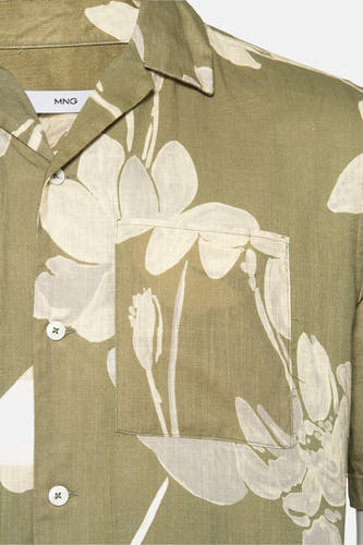 Chemise verte à manches courtes de MANGO, avec un imprimé fleuri et une poche poitrine.