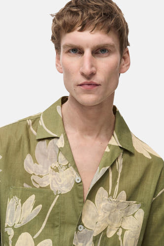 Chemise verte à manches courtes de MANGO, avec un motif floral et des poches po poitrine.