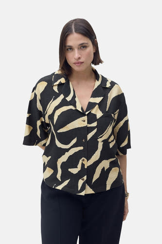 Zwart hemd met korte mouwen van MANGO, met een abstract beige patroon en een borstzak.
