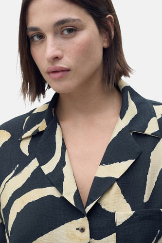 Zwart overhemd met korte mouwen van MANGO, met een beige en zwart zebra-achtig patroon.