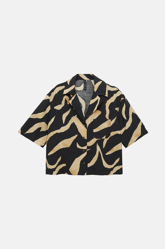 Zwart hemd met korte mouwen van MANGO met een beige zebraprint en een borstzak.

