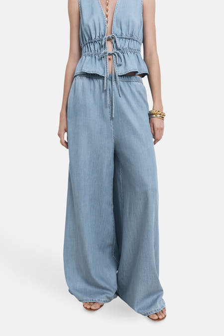 Jean bleu clair de MANGO, avec des jambes larges et une ceinture élastique avec cordon.
