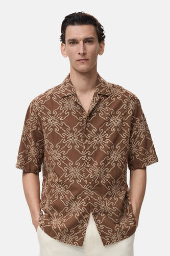 Chemise brune à manches courtes de MANGO, avec un motif détaillé sur toute la surface, vue de derrière.