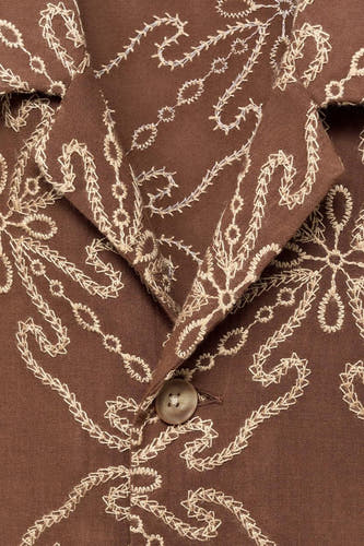 Chemise brune à manches courtes de MANGO, avec des détails brodés sur le col et l'avant.